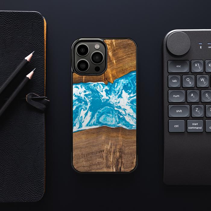 iPhone 13 Pro Max Handyhülle aus Harz und Holz - SYNERGY#A7