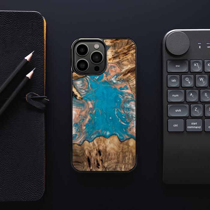 iPhone 13 Pro Max Handyhülle aus Harz und Holz - SYNERGY#A97