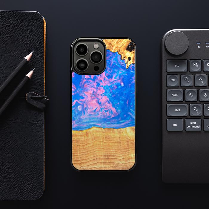 iPhone 13 Pro Max Handyhülle aus Harz und Holz - SYNERGY#B23