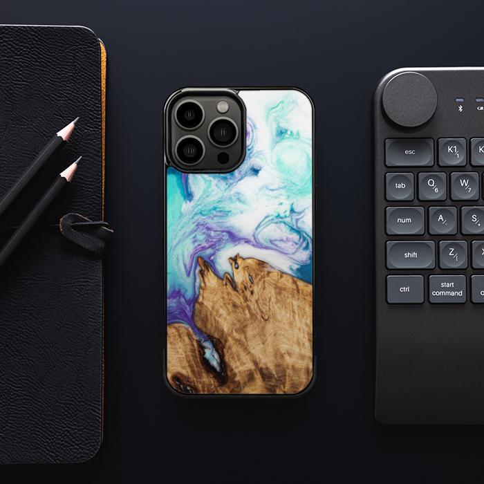 iPhone 13 Pro Max Handyhülle aus Harz und Holz - SYNERGY#C17