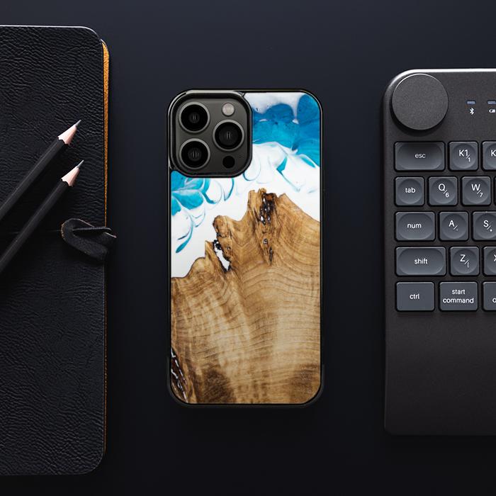 iPhone 13 Pro Max Handyhülle aus Harz und Holz - SYNERGY#C41