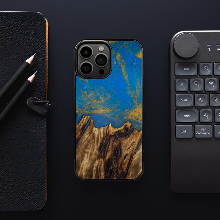 iPhone 13 Pro Max Handyhülle aus Harz und Holz - SYNERGY#C43