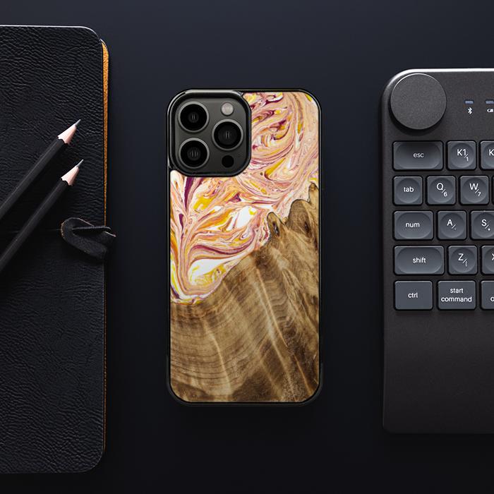 iPhone 13 Pro Max Handyhülle aus Harz und Holz - SYNERGY#C48