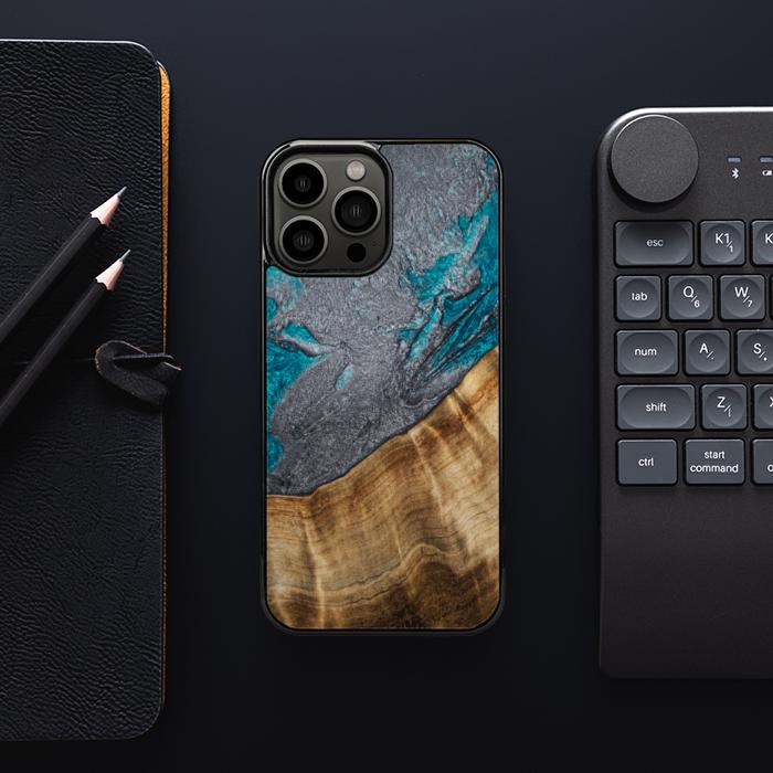 iPhone 13 Pro Max Handyhülle aus Harz und Holz - Synergy#C45