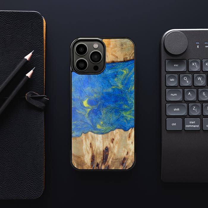 iPhone 13 Pro Max Handyhülle aus Harz und Holz - Synergy#D131
