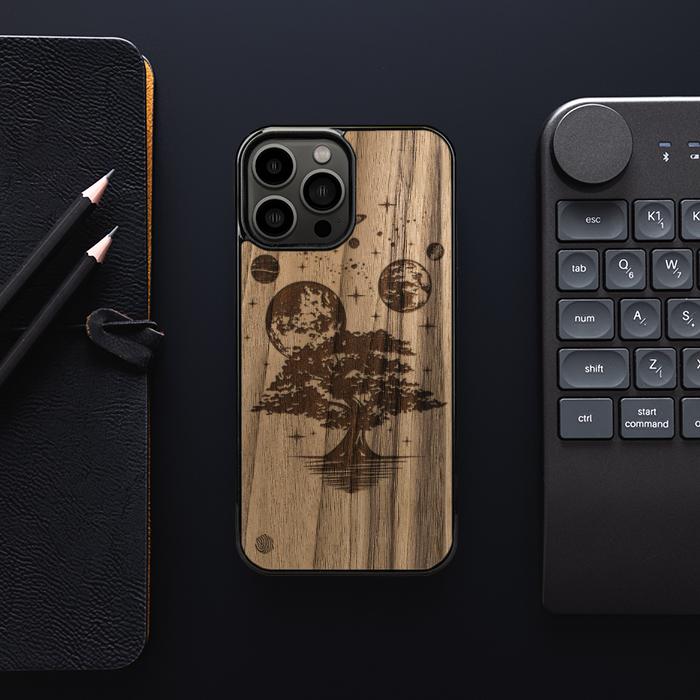 iPhone 13 Pro Max Handyhülle aus Holz - Galactic Garden