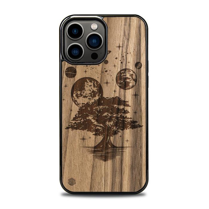 iPhone 13 Pro Max Handyhülle aus Holz - Galactic Garden