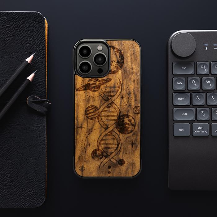 iPhone 13 Pro Max Handyhülle aus Holz - Space DNA (Imbuia)