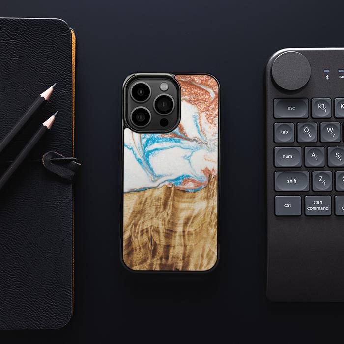 iPhone 13 Pro Handyhülle aus Harz und Holz - SYNERGY#47