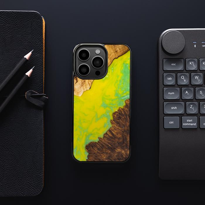 iPhone 13 Pro Handyhülle aus Harz und Holz - SYNERGY#A12