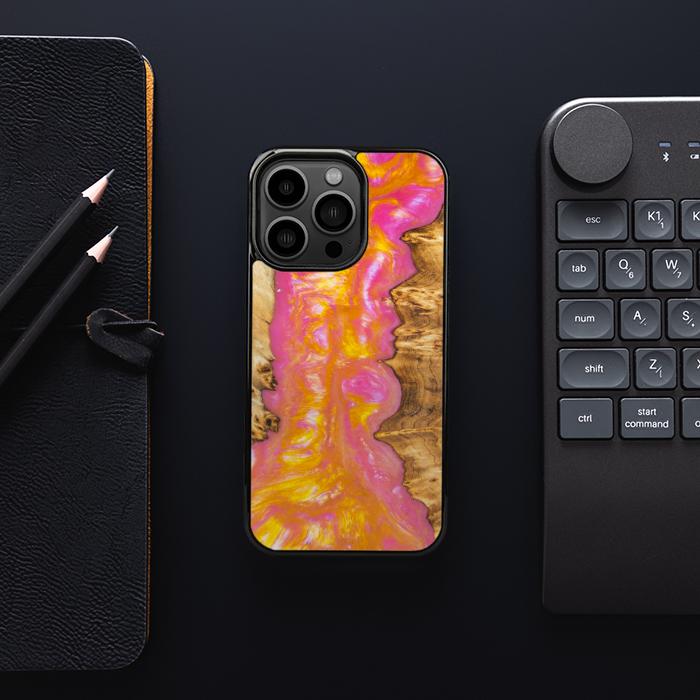 iPhone 13 Pro Handyhülle aus Harz und Holz - SYNERGY#A20