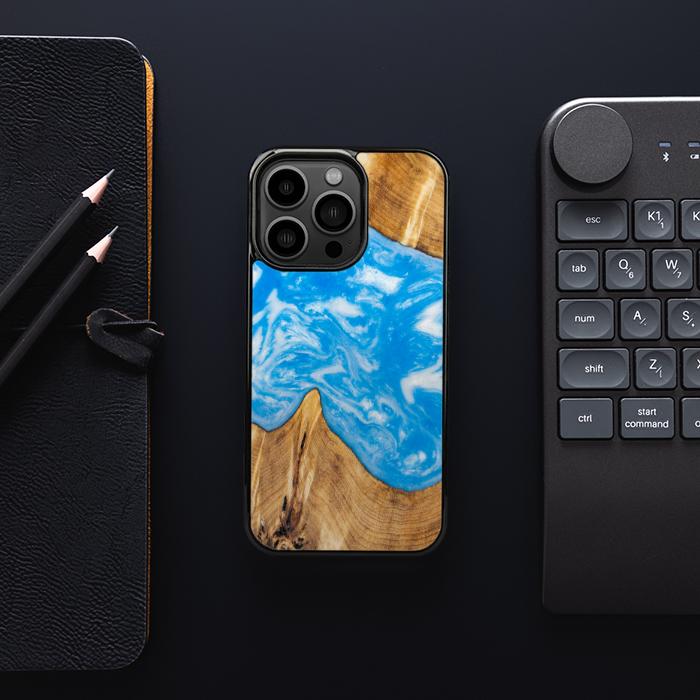 iPhone 13 Pro Handyhülle aus Harz und Holz - SYNERGY#A26