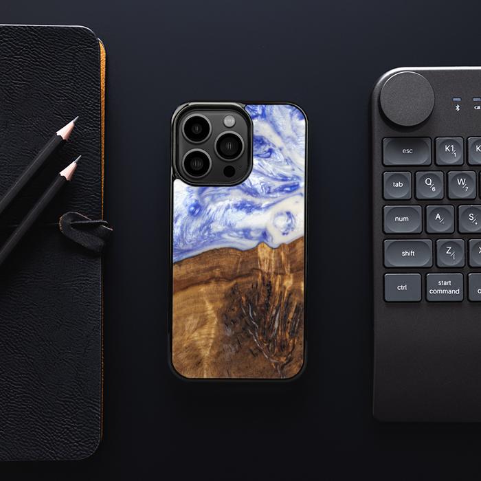 iPhone 13 Pro Handyhülle aus Harz und Holz - SYNERGY#B04