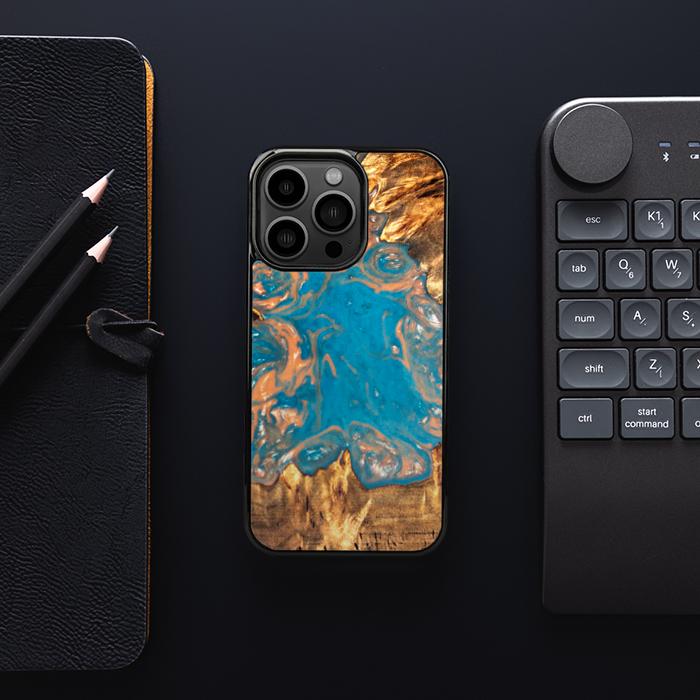 iPhone 13 Pro Handyhülle aus Harz und Holz - SYNERGY#B22