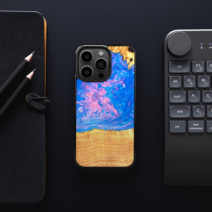 iPhone 13 Pro Handyhülle aus Harz und Holz - SYNERGY#B23