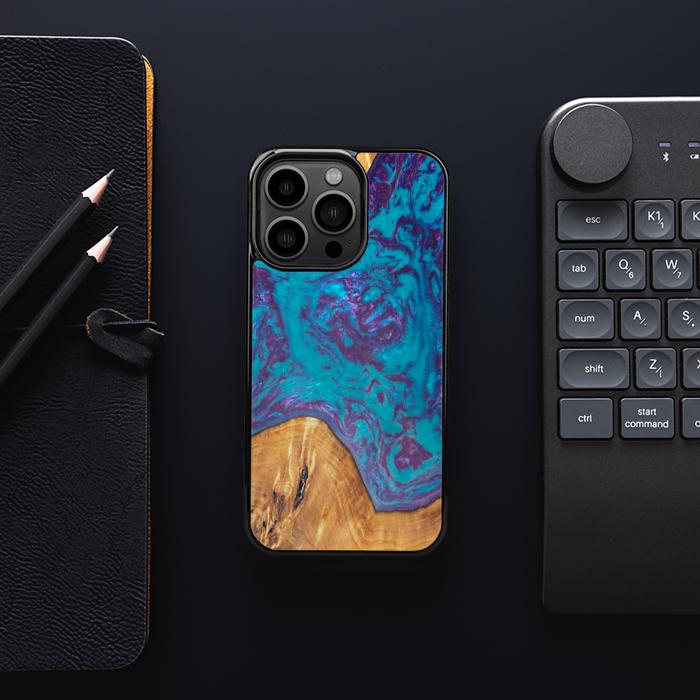 iPhone 13 Pro Handyhülle aus Harz und Holz - SYNERGY#B25