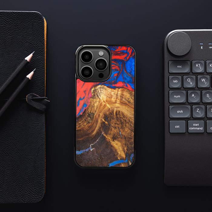 iPhone 13 Pro Handyhülle aus Harz und Holz - SYNERGY#B31