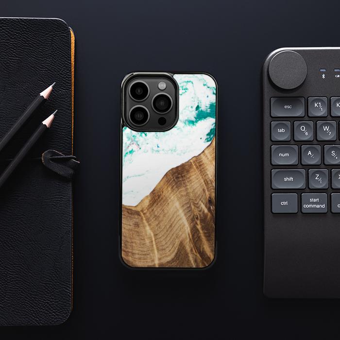 iPhone 13 Pro Handyhülle aus Harz und Holz - SYNERGY#C14
