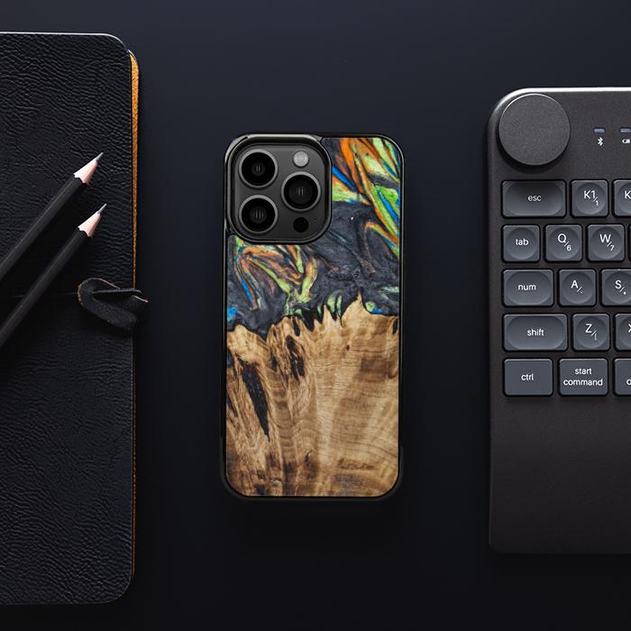 iPhone 13 Pro Handyhülle aus Harz und Holz - SYNERGY#C22