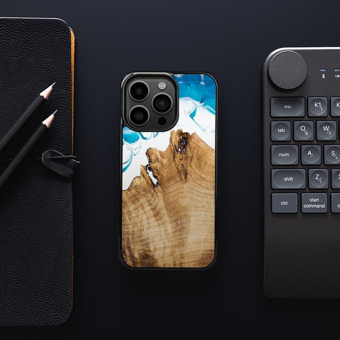 iPhone 13 Pro Handyhülle aus Harz und Holz - SYNERGY#C41