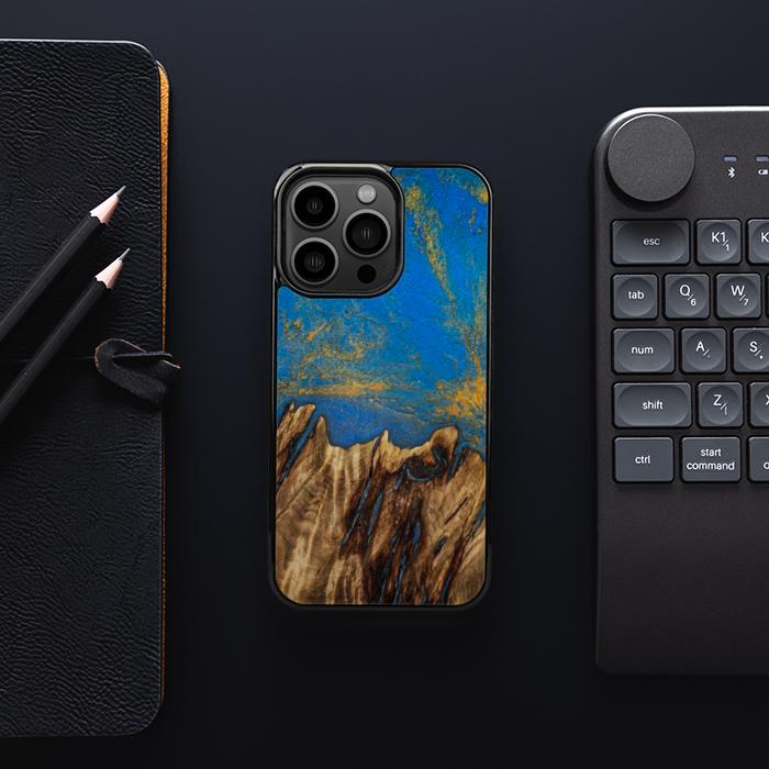 iPhone 13 Pro Handyhülle aus Harz und Holz - SYNERGY#C43