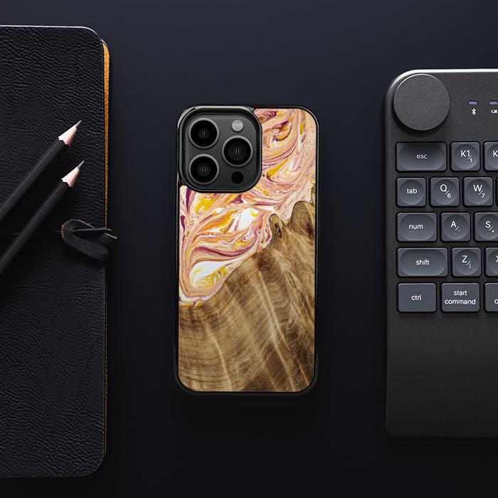 iPhone 13 Pro Handyhülle aus Harz und Holz - SYNERGY#C48