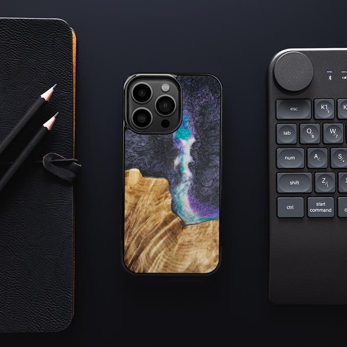 iPhone 13 Pro Handyhülle aus Harz und Holz - SYNERGY#C7