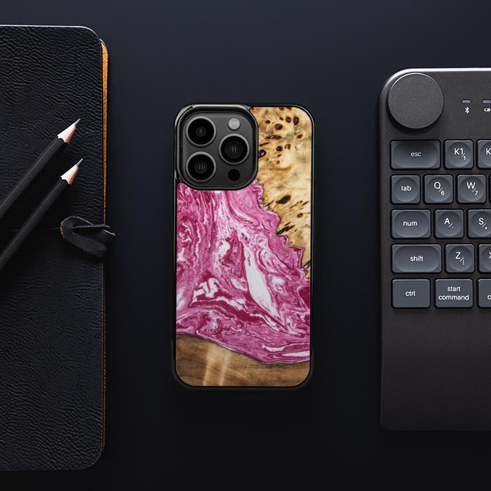 iPhone 13 Pro Handyhülle aus Harz und Holz - Synergy#129