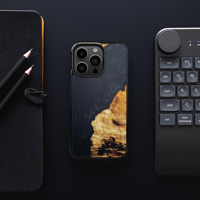 iPhone 13 Pro Handyhülle aus Harz und Holz - Synergy#B18