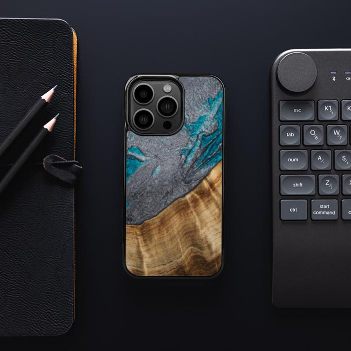iPhone 13 Pro Handyhülle aus Harz und Holz - Synergy#C45