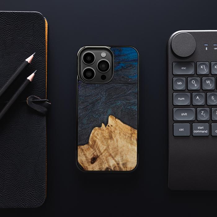 iPhone 13 Pro Handyhülle aus Harz und Holz - Synergy#C5