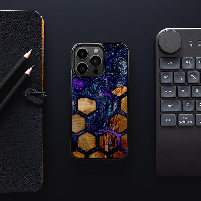 iPhone 13 Pro Handyhülle aus Harz und Holz - Synergy#D105