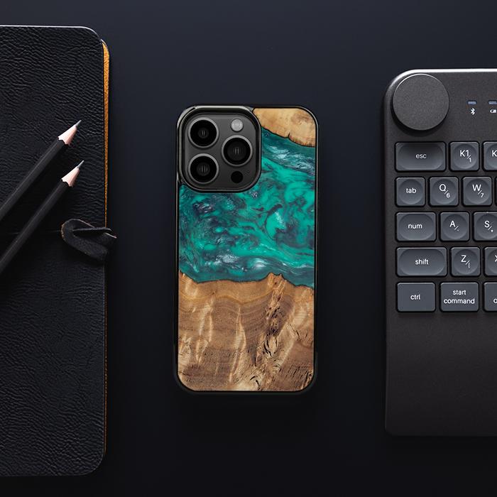 iPhone 13 Pro Handyhülle aus Harz und Holz - Synergy#D109