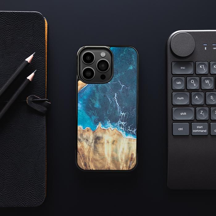 iPhone 13 Pro Handyhülle aus Harz und Holz - Synergy#D116