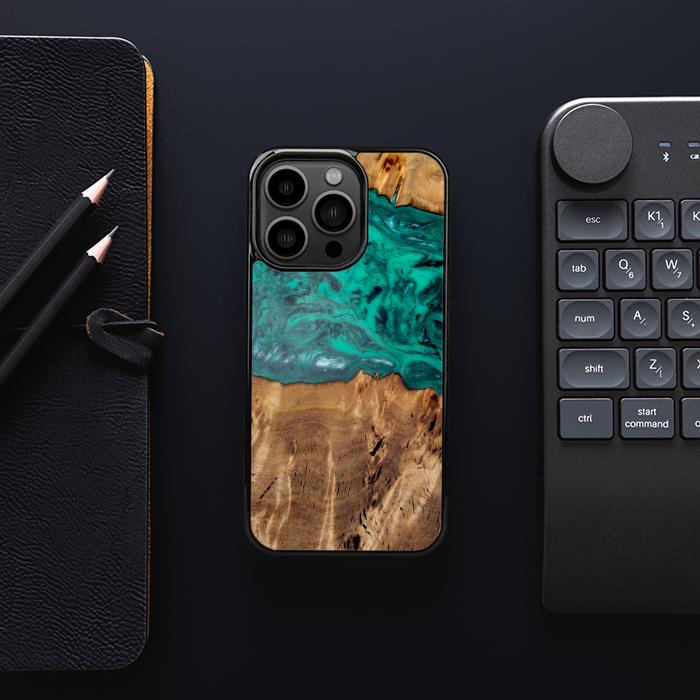 iPhone 13 Pro Handyhülle aus Harz und Holz - Synergy#D133
