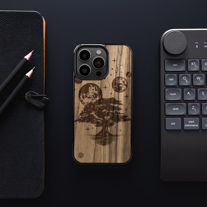 iPhone 13 Pro Handyhülle aus Holz - Galactic Garden