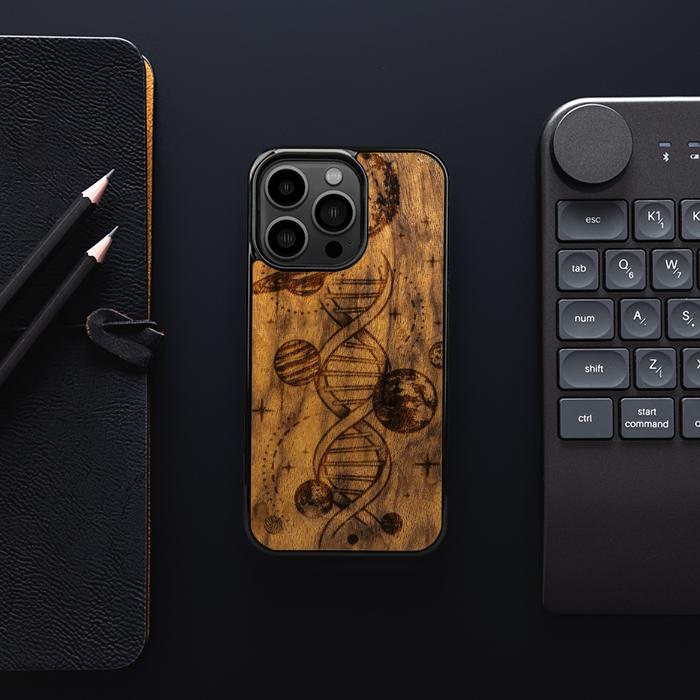 iPhone 13 Pro Handyhülle aus Holz - Space DNA (Imbuia)