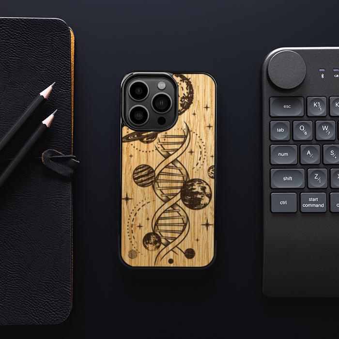 iPhone 13 Pro Handyhülle aus Holz - Space DNA (Eiche)