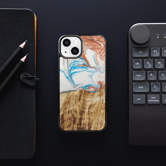 iPhone 13 Handyhülle aus Harz und Holz - SYNERGY#47