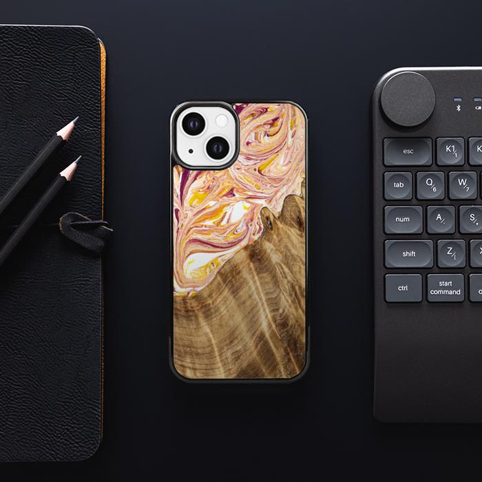 iPhone 13 Handyhülle aus Harz und Holz - SYNERGY#C48