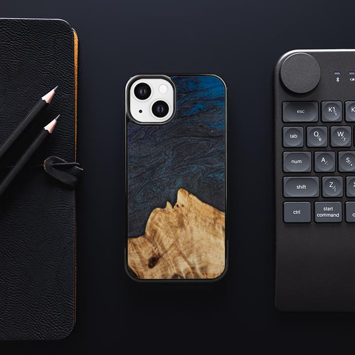 iPhone 13 Handyhülle aus Harz und Holz - Synergy#C5
