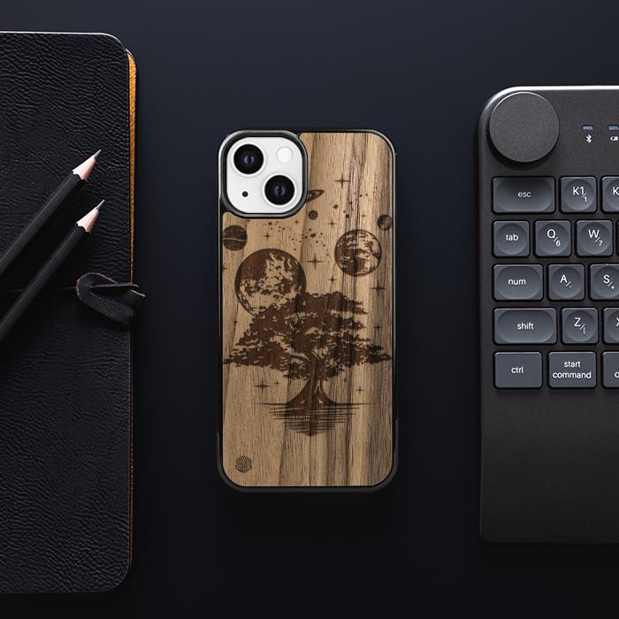 iPhone 13 Handyhülle aus Holz - Galactic Garden