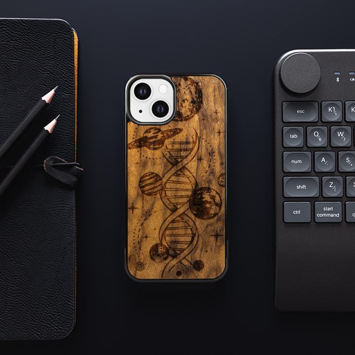 iPhone 13 Handyhülle aus Holz - Space DNA (Imbuia)