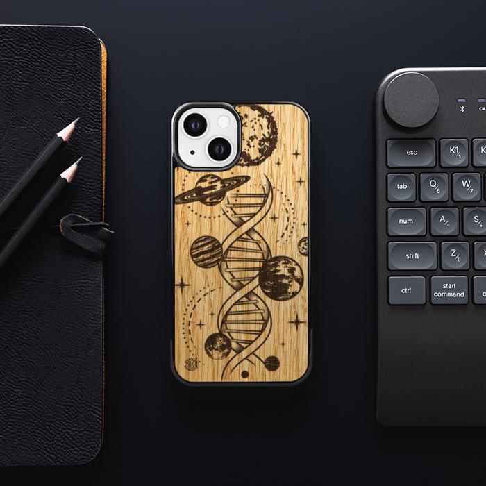 iPhone 13 Handyhülle aus Holz - Space DNA (Eiche)