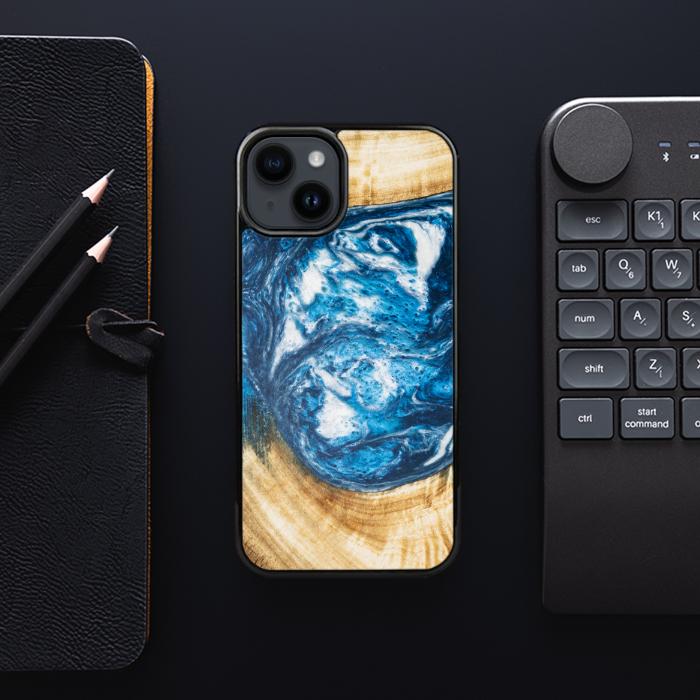 iPhone 14 Plus Handyhülle aus Harz und Holz - SYNERGY#350