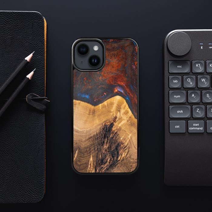 iPhone 14 Plus Handyhülle aus Harz und Holz - SYNERGY#A21