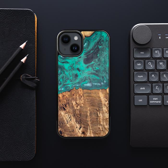 iPhone 14 Plus Handyhülle aus Harz und Holz - Synergy#D108