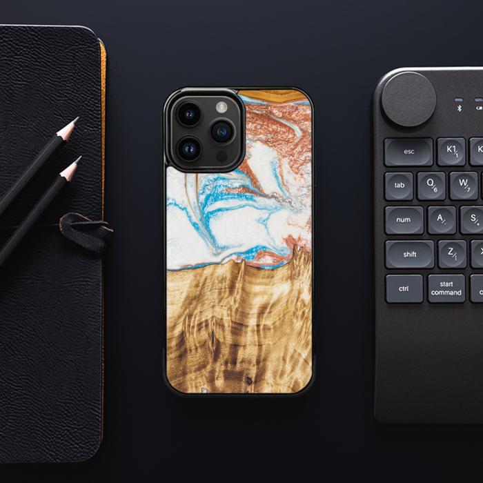 iPhone 14 Pro Max Handyhülle aus Harz und Holz - SYNERGY#47
