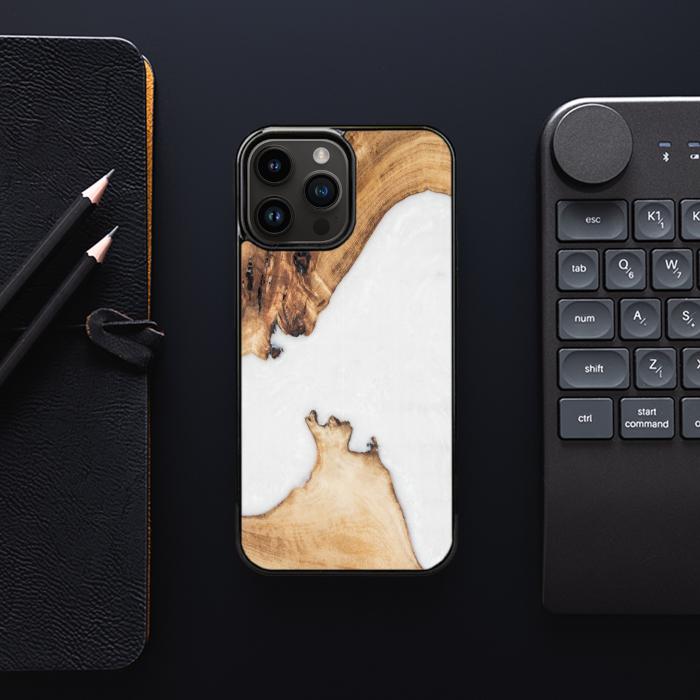 iPhone 14 Pro Max Handyhülle aus Harz und Holz - SYNERGY#A72