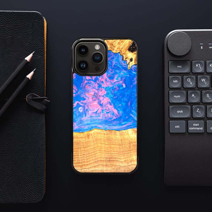 iPhone 14 Pro Max Handyhülle aus Harz und Holz - SYNERGY#B23